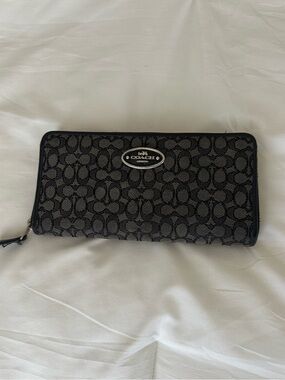 Coach Signature Accordion Zip Wallet in black/charcoal Signature canvas